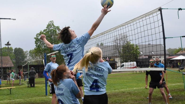 Die Handballerinnen vom Team des SSV Stahl Rietschen bestreiten mit viel Einsatz am Netz das Vorrundenspiel gegen die andere Mannschaft ihres Vereins.