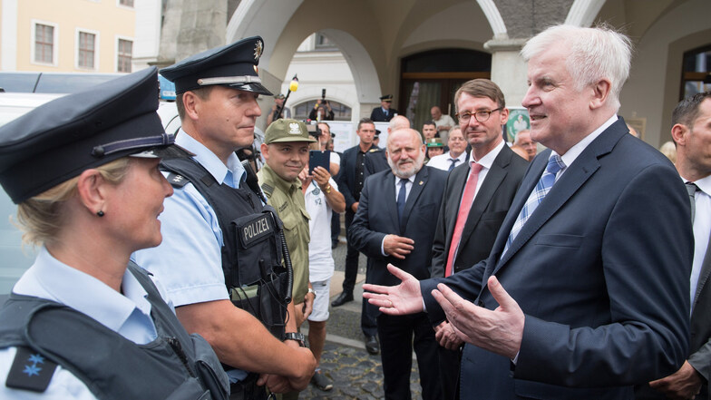Bundesinnenminister Horst Seehofer (CSU, r), spricht auf dem Untermarkt mit deutschen und polnischen Polizisten.