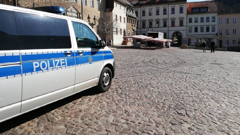 Polizeibeamte sind am Vormittag auf den Roßweiner Markt gefahren und haben den Handel der Gewerbetreibenden beendet.