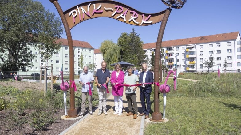 Der Pink-Park ist eingeweiht. Zur Schere griffen WGn-Aufsichtsratschef Götz Graupner, Ingolf Reichert von der gleichnamigen Galabau-Firma, WGn-Vorstandschefin Kerstin Kluge, Metallkünstler Lutz Peschelt und WGn-Vorstand Sirko Lunkwitz.