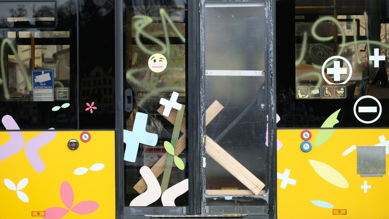Der Jugendbus wurde mit Graffiti beschmiert. Auch eine Tür wurde zerstört.
