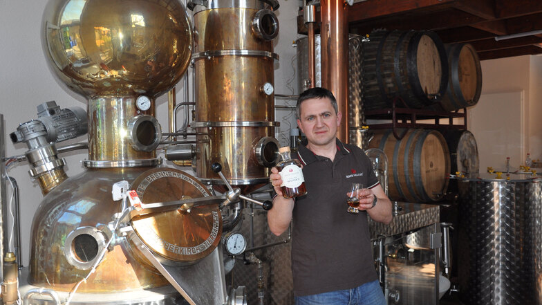 Eric Brabant hat in seiner Feinbrand-Manufaktur im Striegistaler Ortsteil Marbach die ersten 921 Flaschen seines Whiskys mit dem Namen Rose Valley hergestellt.