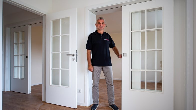 Kommwohnen-Bauingenieur Joachim Wätzig zeigt eine frisch sanierte Wohnung in Rauschwalde. Doch Daniel Lührs und seine Familie würden auch eine Wohnung mieten, die nicht mehr so neu ist.