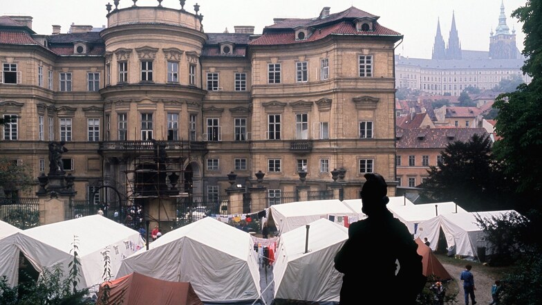 Das Zeltlager auf dem Gelände der bundesdeutschen Botschaft, das für DDR-Bürger aufgebaut wurde, die auf eine Ausreise in die Bundesrepublik warten.