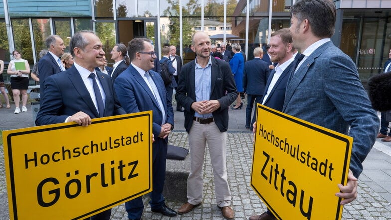 Von links: OB Octavian Ursu, Alexander Kratzsch (Rektor der Hochschule Zittau/Görlitz), Stephan Meyer (Landrat Görlitz), Michael Kretschmer (Ministerpräsident Sachsen), Thomas Zenker, (Oberbürgermeister Zittau) mit neuen Ortseingangsschildern der Hochschu