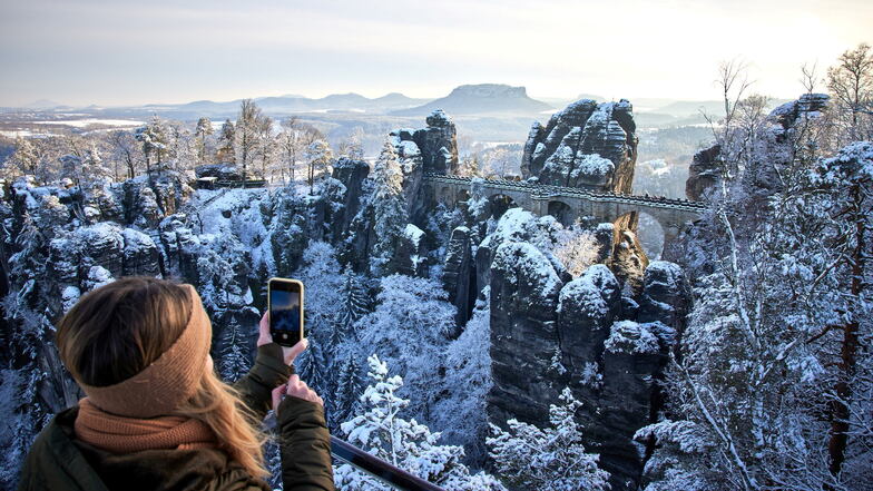 Winterpanorama an der Bastei im Januar. Die Wiedereröffnung der Aussichtsplattform hat viel Aufmerksamkeit gebracht.