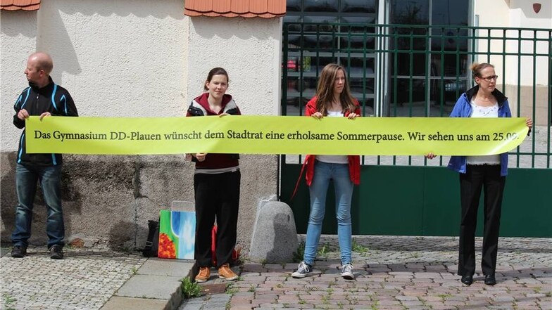 Auch Vertreter des Gymnasiums Dresden Plauen warteten am Eingang zum Messegelände. Nicht zum ersten Mal machten sie auf den schlechten Zustand der Schule an der Kantstraße aufmerksam.