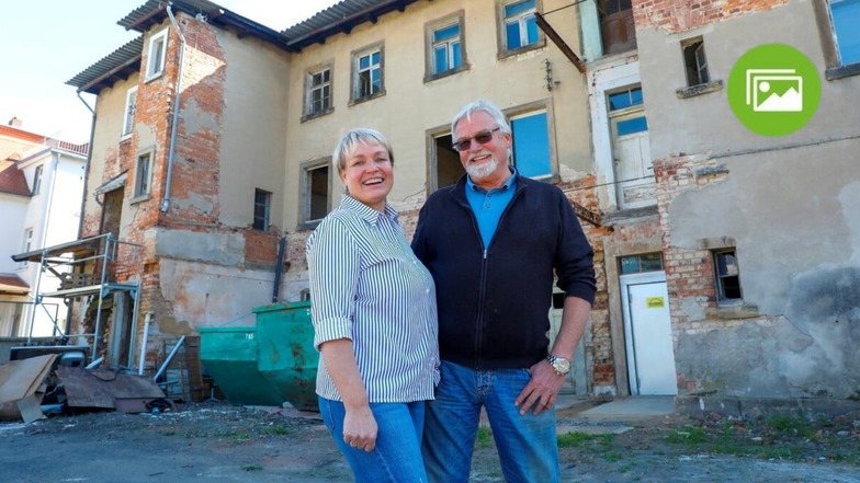 Kathrin und Klaus Scholz stehen vor dem Gebäude-Ensemble, das sie dieses Jahr sanieren. Weihnachten sollen die drei darin geplanten Wohnungen mit Balkon bezugsfertig sein.