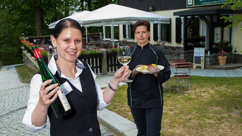 Isabel Ukley (links), die Objektleiterin auf dem Ungerberg in Rugiswalde bei Neustadt und Küchenchefin Sandra Tompler freuen sich auf ihre Gäste.