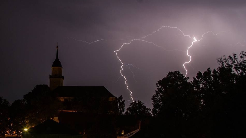 Unwetter im Landkreis: Blitze über dem Bischofswerdaer Land.