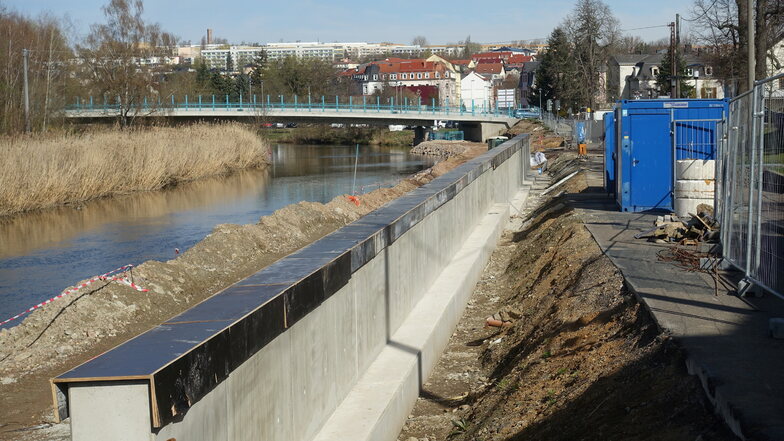 Das erste Stück Hochwasserschutzmauer an der Sörmitzer Straße ist betoniert. Bald kommt im zweiten Abschnitt großes Bohrgerät zum Einsatz.