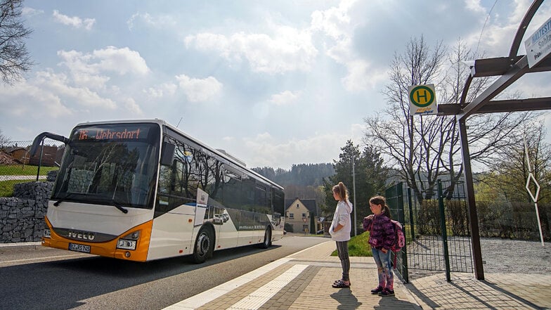 Bis Ende des Schuljahres brauchen Eltern im Landkreis Bautzen für die Schülerbeförderung - hier hält gerade ein Bus an der Grundschule in Sohland - keine Eigenanteile bezahlen.