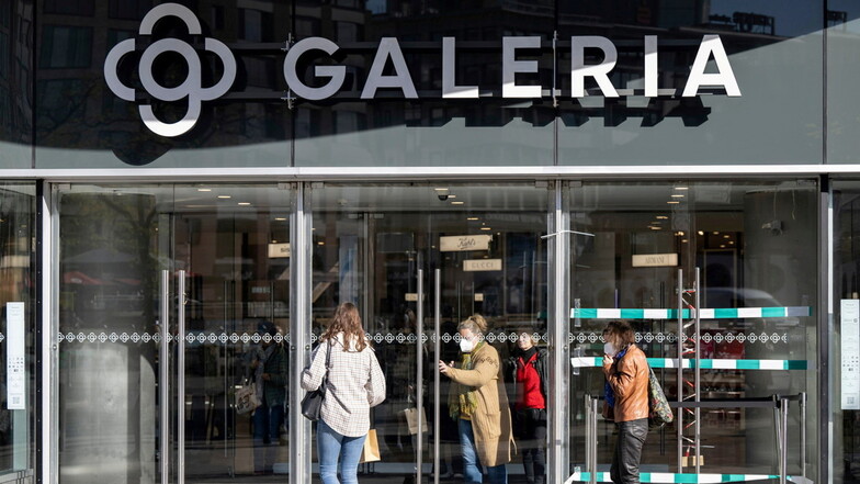 Kunden betreten die Filiale von Galeria an der Hauptwache in Frankfurt. Die Übernahme von 47 Galeria-Filialen ist geplatzt.