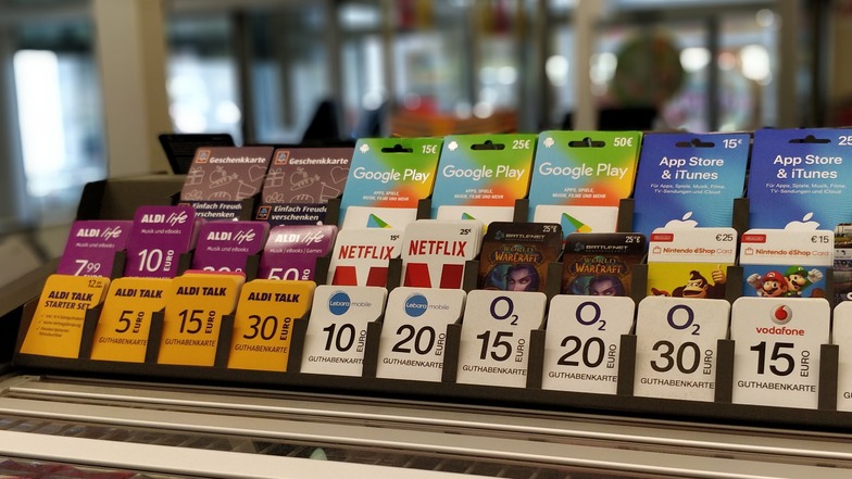 Eine Auswahl an Guthabenkarten in einem deutschen Supermarkt.