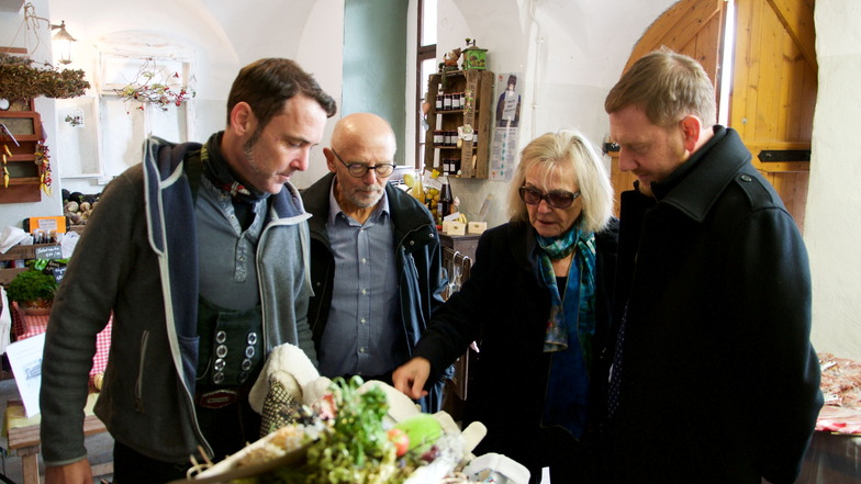 Einkaufen mit Frühaufs: Ministerpräsident Michael Kretschmer (r.) ließ sich im Gamiger Hofladen von Renate Frühauf, ihrem Sohn (l.) und ihrem Mann beraten.