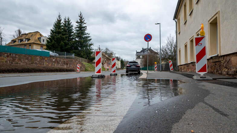 In einem Abschnitt der Colditzer Straße in Leisnig ist die Straßenentwässerung kaputt. Sofort repariert werden kann der Schaden allerdings nicht.