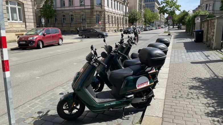 In Dresden sind plötzlich Emmy-Leih-E-Mopeds aufgetaucht.
