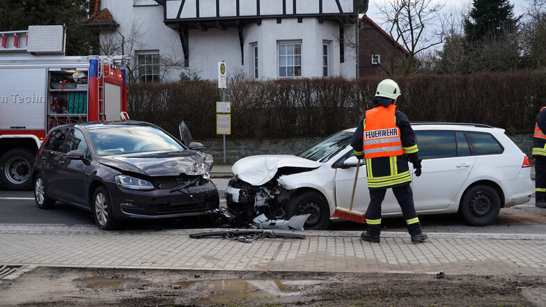 Zwei Autos sind am Freitagnachmittag auf der Oberlausitzer Straße in Großpostwitz zusammengestoßen.