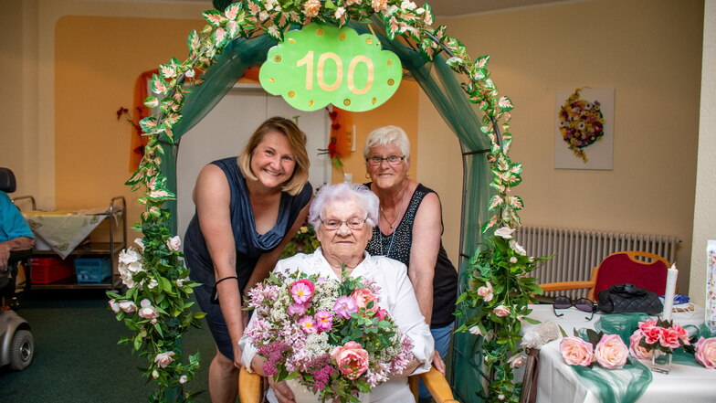 Bei der Feier zum 100. Geburtstag von Ilse Kegel im Leisniger Seniorenzentrum „Am Sonnenblick“ waren deren Enkelin Carmen Kießling und Tochter Gisela Dehmelt dabei.