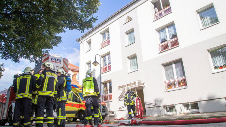 Feuerwehr-Einsatz am Dienstagnachmittag am Zinzendorfplatz in Niesky: Rauchentwicklung in einer Wohnung im obersten Geschoss.