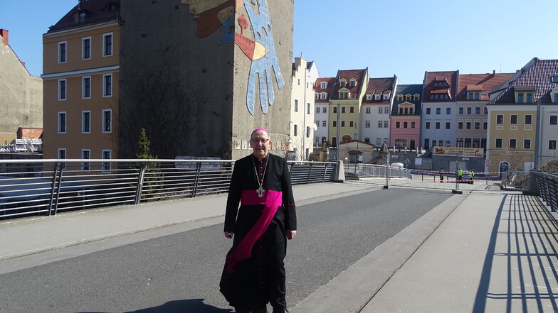 Der Görlitzer katholische Bischof Wolfgang Ipolt auf der Altstadtbrücke. Der einfache Gang nach Zgorzelec ist den Görlitzern im Moment verwehrt.