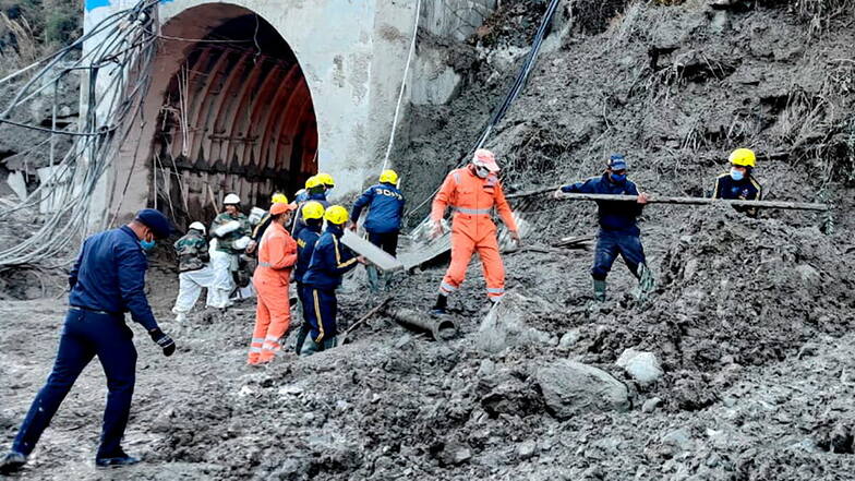 Mitarbeiter des Nationalen Katastrophenschutzes NDRF bereitet sich auf die Rettung von Arbeitern vor, die an einem der Wasserkraftwerke in einem Tunnel verschüttet wurden.