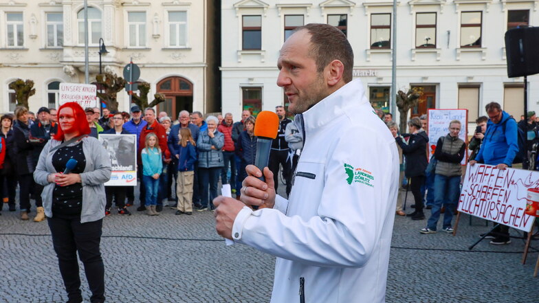 Auch vor den Demonstranten gegen das beabsichtigte Asylheim in Hirschfelde drückte sich Landrat Stephan Meyer nicht und sprach zu ihnen.