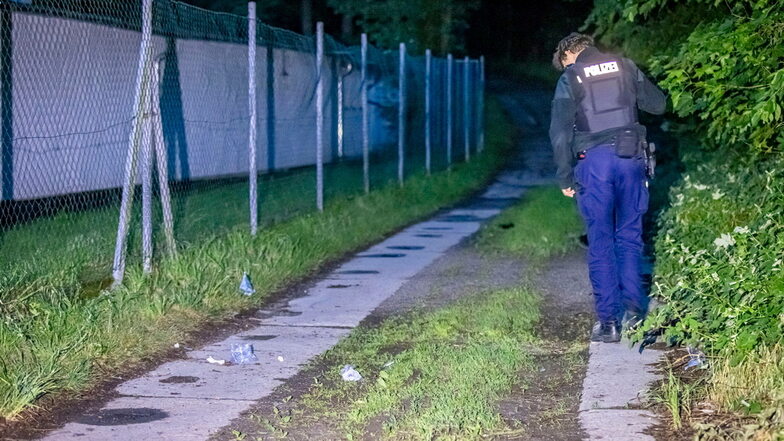 Polizisten ermitteln neben dem Kohlbergstadion: Auf diesem Plattenweg war am Sonntagabend eine leblose Person gefunden worden.
