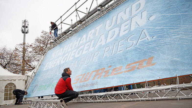Die Sponsoren-Wand mit den Logos von Feralpi und den Stadtwerken wurde schon am Freitag aufgestellt. Die Eisbahn nicht aufzubauen, war trotz aller Ungewissheit keine Option, sagt Torsten Pilz.