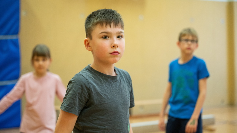 Amadei Noskov (Mitte) kommt aus der Ukraine. Er floh mit seiner Familie vor dem Krieg. Jetzt lernt er in einer vierten Klasse an der August-Moritz-Böttcher-Grundschule in Görlitz.