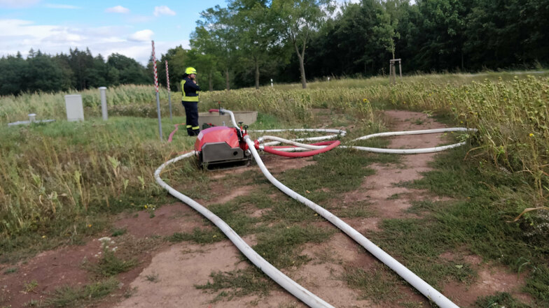Hier pumpt die Feuerwehr mit zwei Leitungen Wasser aus der Versorgungsleitung von Klingenberg nach Dippoldiswalde. 