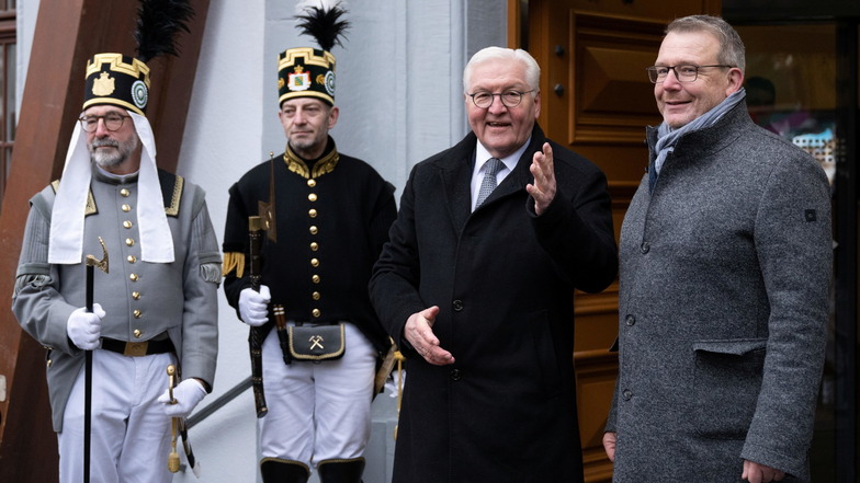 Der Bundespräsident (2.v.r.) steht vor dem Rathaus neben Freibergs OB Sven Krüger (parteilos, r.).