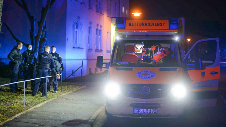 Ein junger Mann hat am Montagabend in der Zittauer Max-Müller-Straße Rettungskräfte attackiert.