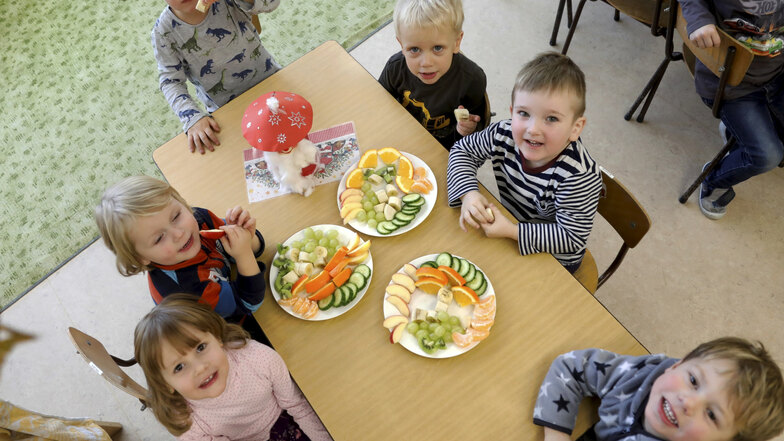 Die Kinder aus der Schönbacher Kita bekommen einmal pro Woche frisches Obst und Gemüse vom örtlichen Möbelhaus spendiert.