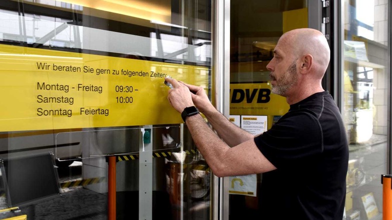 Damit es keine Warteschlangen vor dem DVB-Kundenzentrum an der Haltestelle Postplatz gibt, ist es ab kommender Woche länger geöffnet. Rene Sandig ändert die Öffnungszeiten.