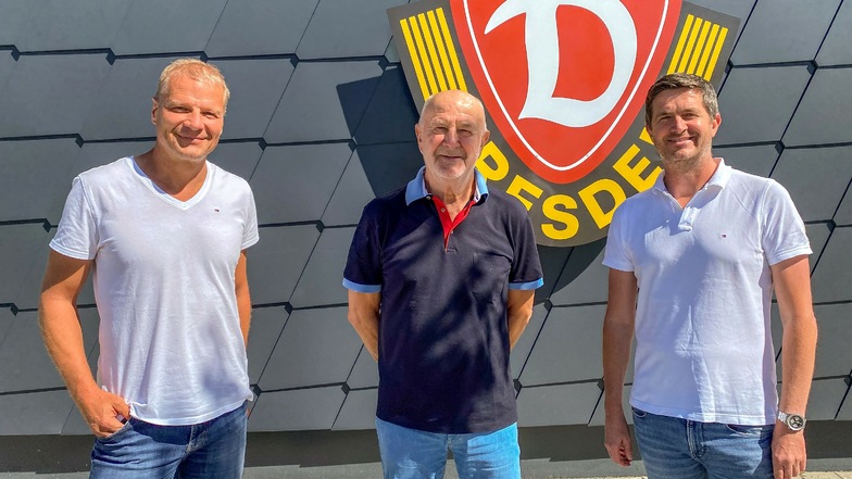 Die Sonne scheint und die drei Männer strahlen: Dynamos Nachwuchsleiter Jan Seifert, Ehrenspielführer und Übergangskoordinator Hansi Kreische sowie Sportchef Ralf Becker.