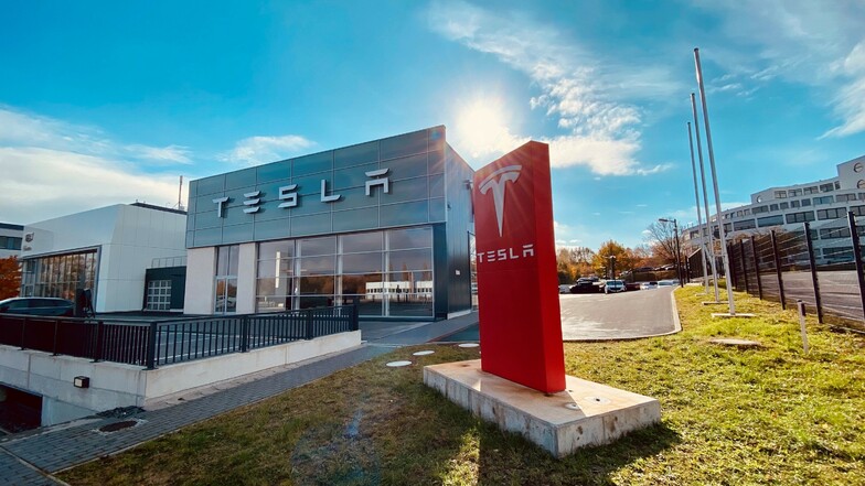Tesla eröffnet Kundenzentrum bei Dresden