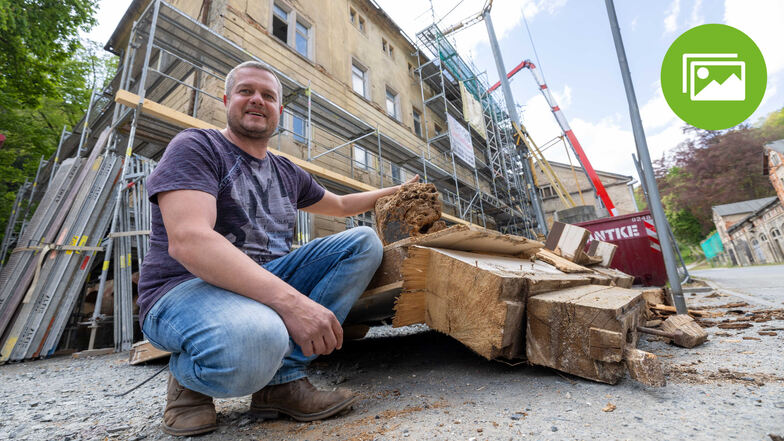 Bauunternehmer Alexander Walla vor der Zeibigmühle in Königstein: "Bis spätestens Himmelfahrt soll das Mühlengebäude leer sein."