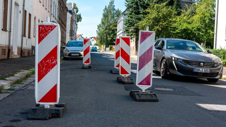 Die Weststraße in Hartha droht in Höhe des Hauses Nummer 11 einzubrechen. Deshalb wurde sie teilweise halbseitig gesperrt. Das ist zum wiederholten Mal der Fall.