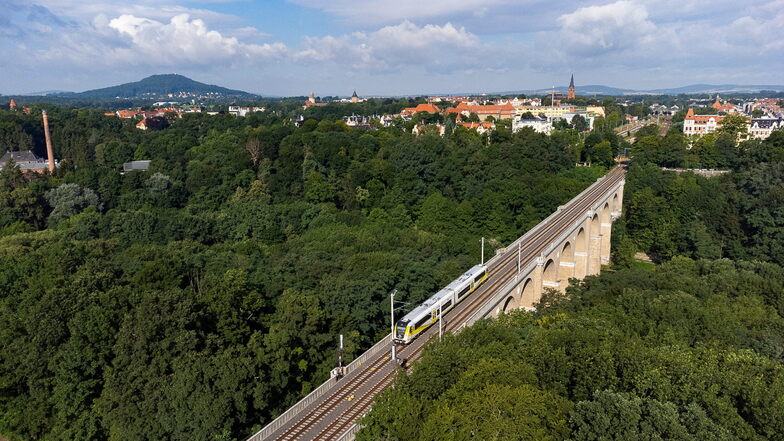 Züge aus und in Richtung Görlitz fahren darum mit Dieselantrieb über die Grenze.