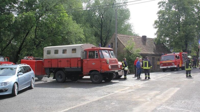 EIn einigen Orten der Landkreise Bautzen und Görlitz und in der Gegend um Löbau mussten Feuerwehren und freiwillige Helfer in Sicherheit bringen, was noch zu retten war.