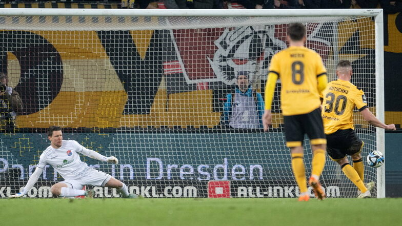 Dynamos Kapitän Stefan Kutschke verwandelt den Elfmeter gegen Unterhachings Torwart René Vollath zum 2:1 souverän.