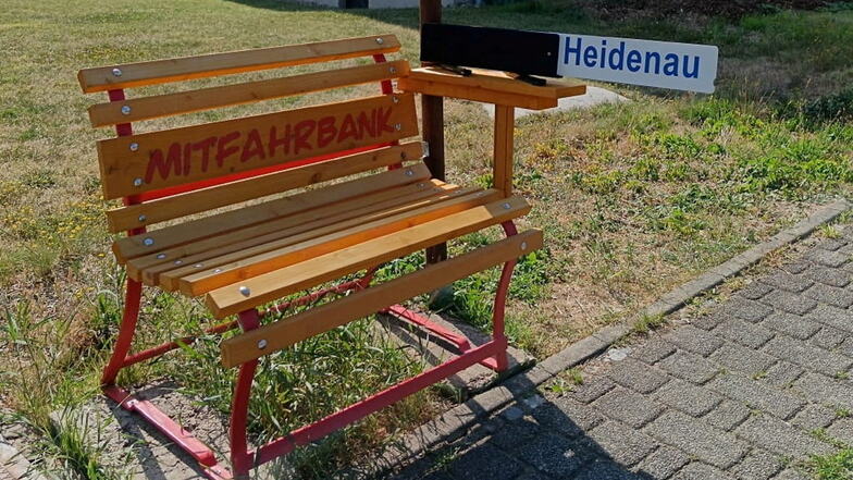 Direkt an der Maxener Straße steht sie und ist nicht zu übersehen: die Mitfahrbank.