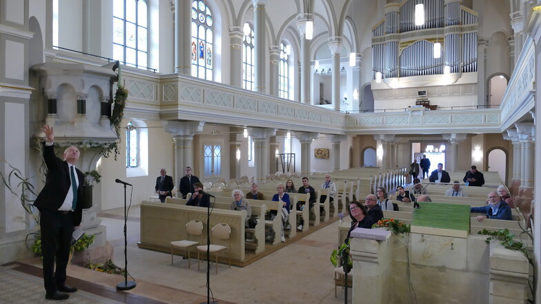 Ein Besuch der Kirche gehörte zum Partnerstadt-Treffen der Fröndenberger und Harthaer dazu. Kirchenvorstand Michael Fromm (vorn) gibt Erläuterungen zur Sanierung des Gotteshauses.