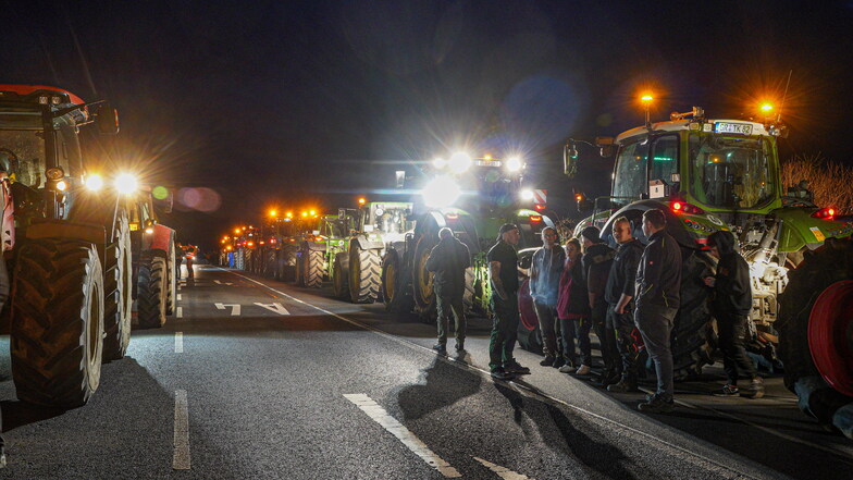 Mit rund 40 Traktoren blockierten Bauern am Abend auf der B156 in Bautzen die Brücke über die Autobahn.