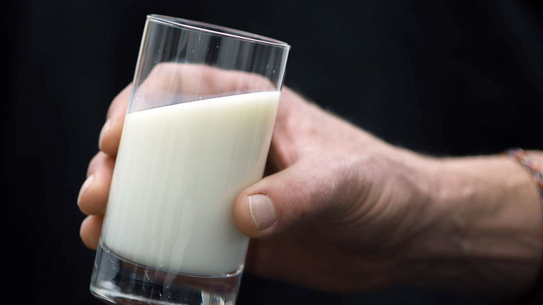In Joghurt, Käse oder pur: Kuhmilch kommt bei vielen Menschen täglich auf den Tisch. Jetzt warnen manche Forscher, Milch sei krebserregend.