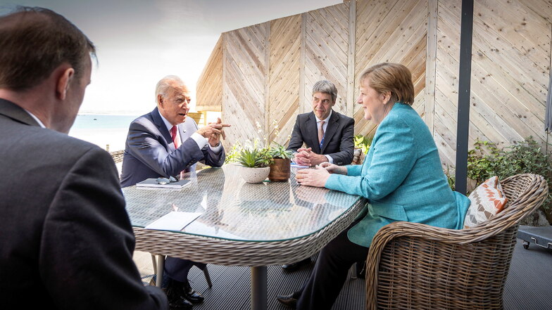 Bundeskanzlerin Angela Merkel und US-Präsident Joe Biden sprechen am Rande des G7-Gipfels miteinander.