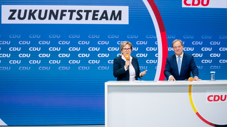 Die sächsische Kulturministerin Barbara Klepsch (CDU) steht neben Unionskanzlerkandidat Armin Laschet und spricht über ihre Rolle im „Zukunftsteam“ der Union, das am Freitag vorgestellt worden war.