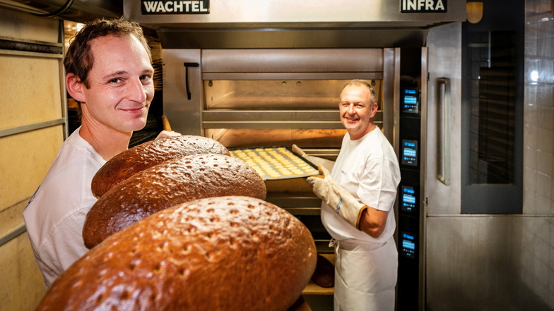 Bäckermeister Christian Brauer (l.) hat trotz allgemein angespannter Wirtschaftslage in einen neuen Ofen investiert. Auch Vater Thomas, der jetzt Lastwagen fährt und nur noch selten hilft, freut sich darüber.