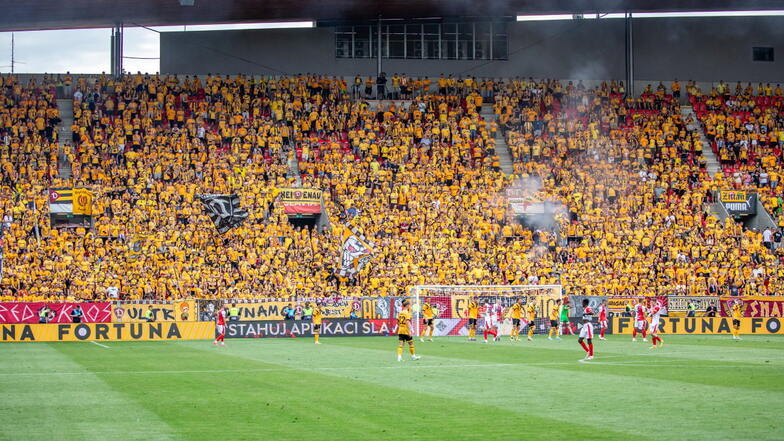 Mehr als 4.000 Dynamo-Fans begleiteten die Mannschaft zum Testspiel nach Prag.